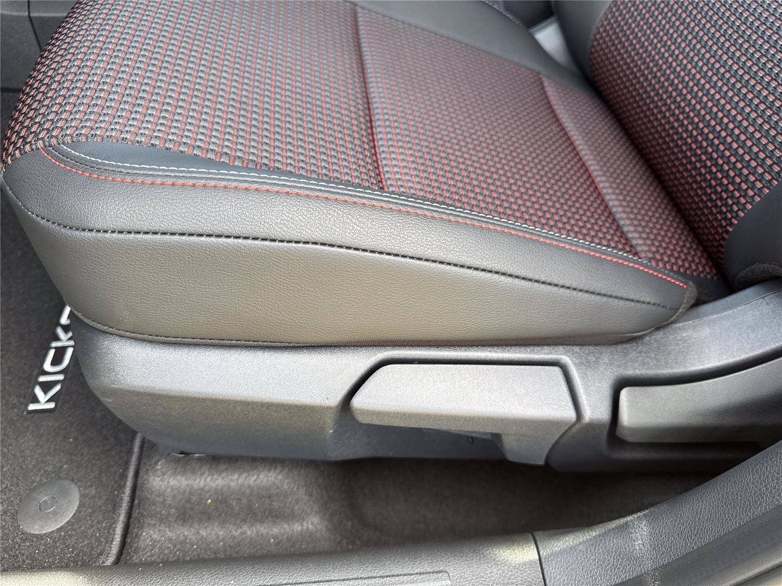 New 2026 Nissan Kicks SR FWD image 12