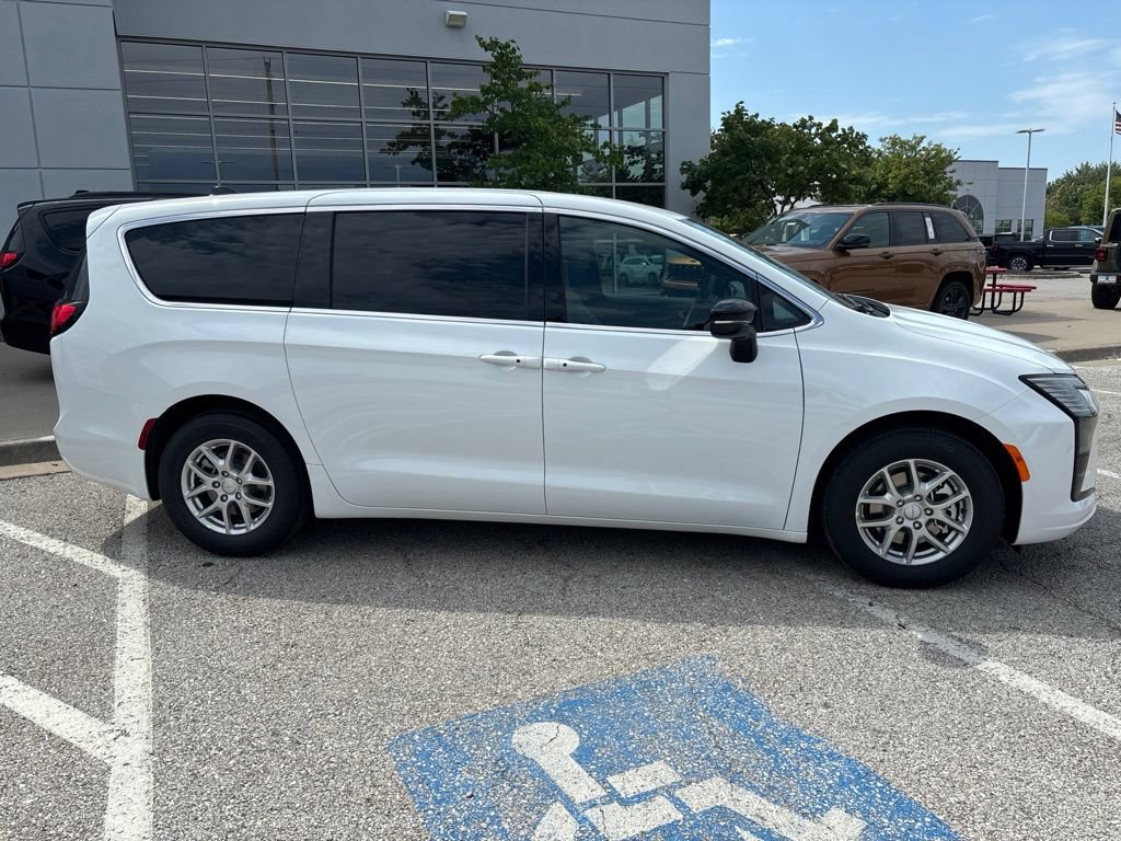New 2027 Chrysler Pacifica Select FWD image 13