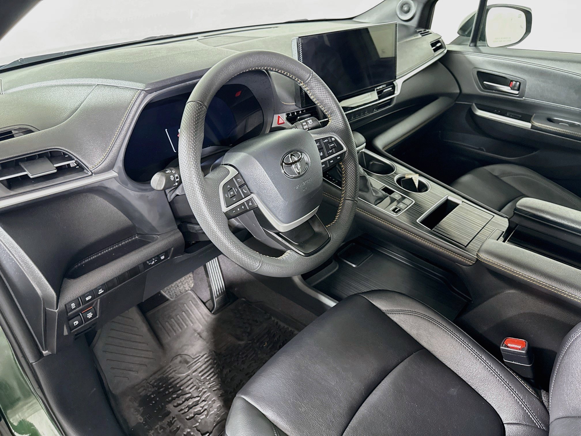 Certified 2025 Toyota Sienna XLE Woodland Edition AWD/4WD image 9