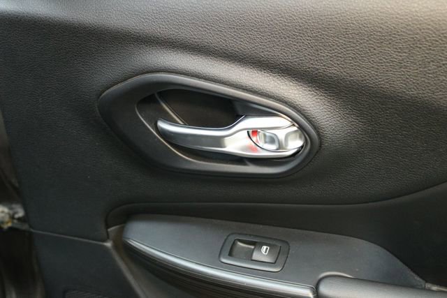 Used 2016 Jeep Cherokee Trailhawk w/ Cold Weather Group image 13