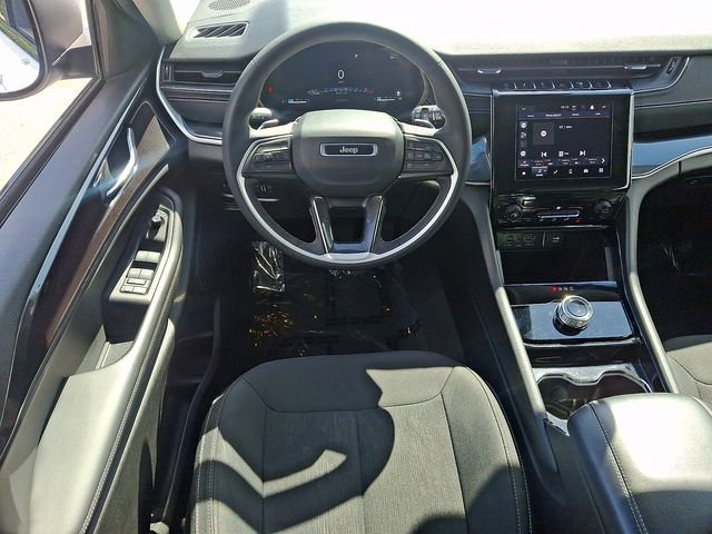 Used 2023 Jeep Grand Cherokee Laredo AWD/4WD image 13