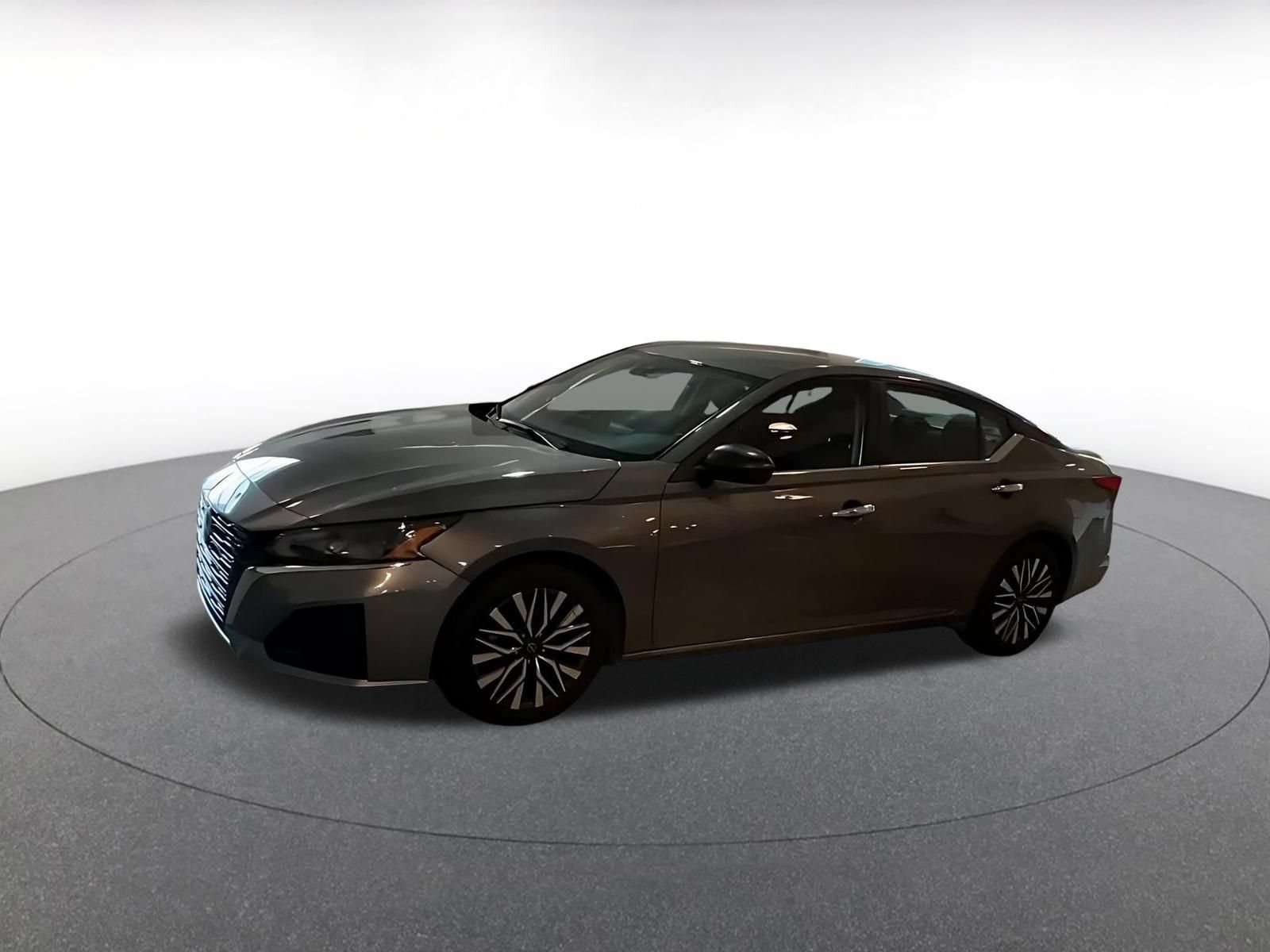 Used 2025 Nissan Altima 2.5 SV FWD image 3