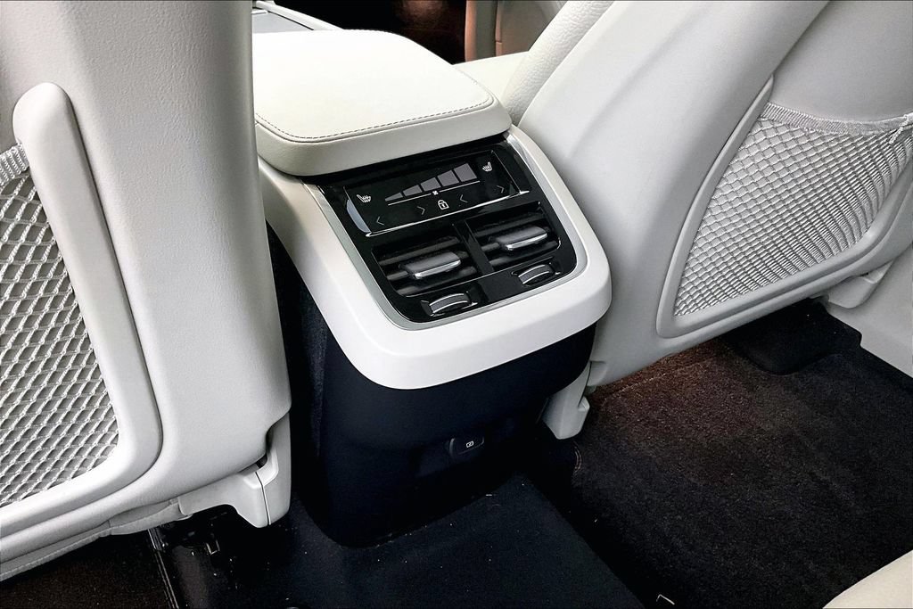 Certified 2025 Volvo XC90 B5 Plus w/ Protection Package Premier AWD/4WD image 32