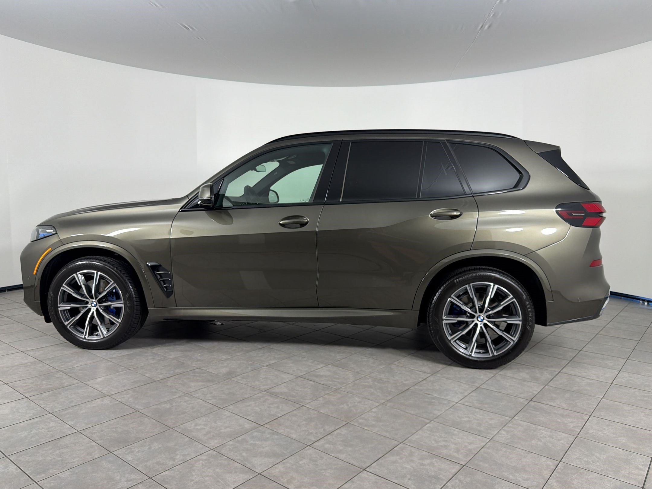 Certified 2026 BMW X5 xDrive40i w/ M Sport Package AWD/4WD image 2