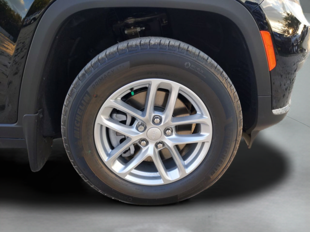 Used 2025 Jeep Grand Cherokee L Laredo w/ Luxury Tech Group I RWD image 45