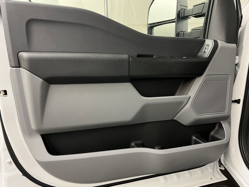 New 2026 Ford F250 XL w/ XL Chrome Package image 23