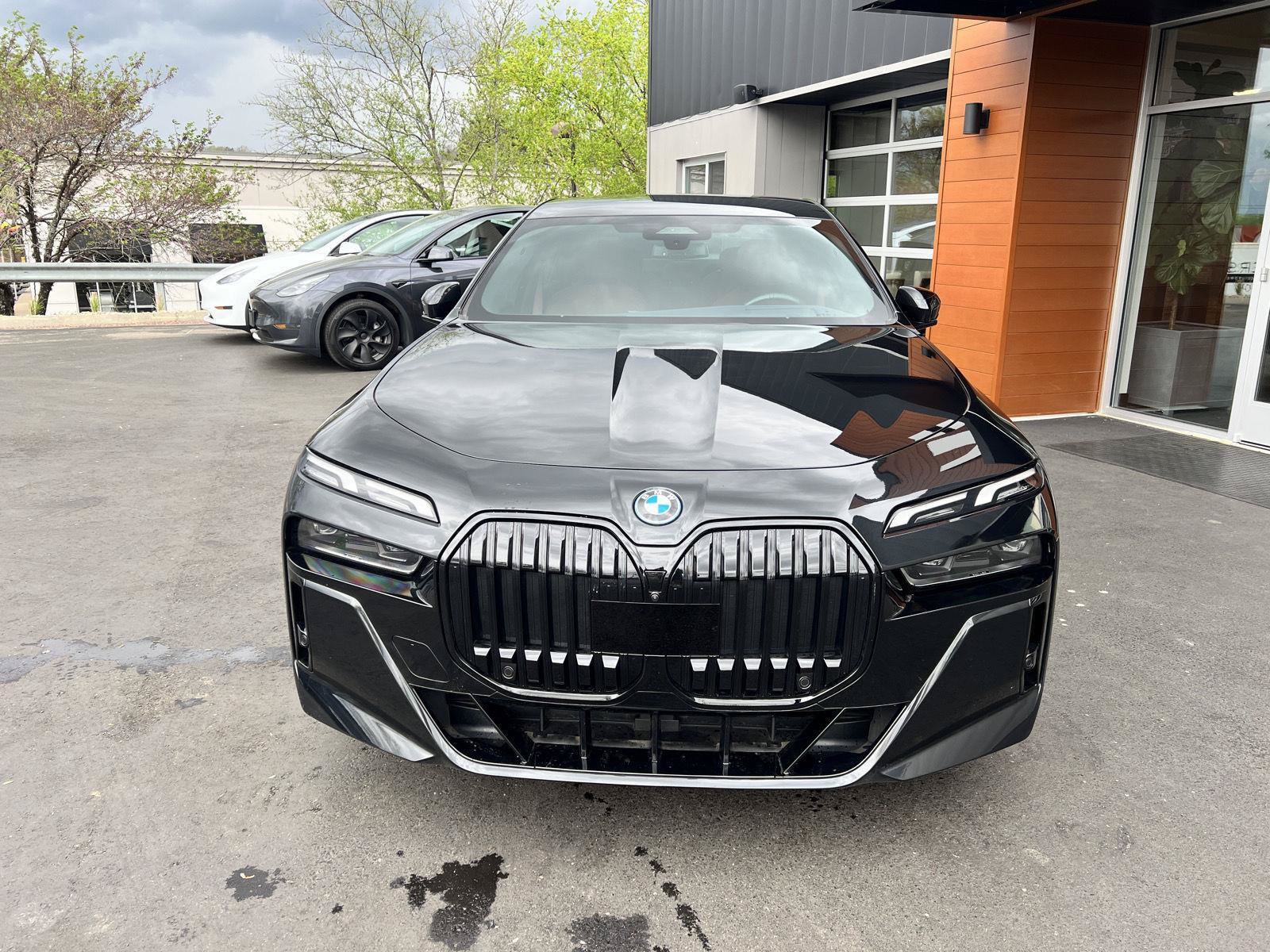 Used 2023 BMW i7 xDrive60 w/ Parking Assistance Package AWD/4WD image 2