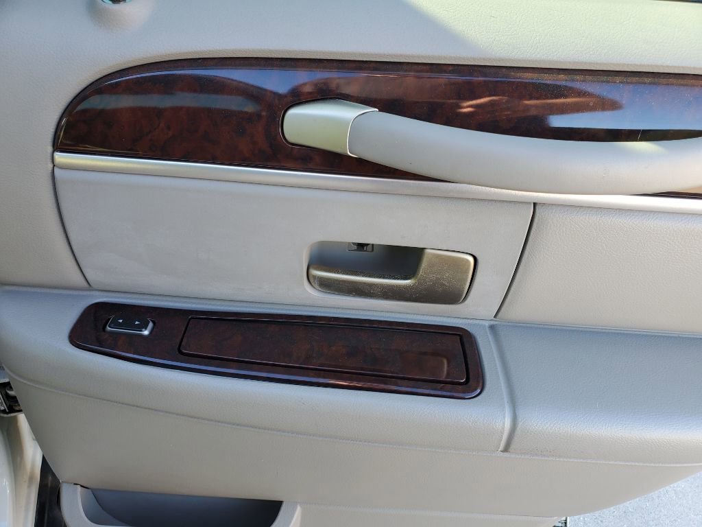Used 2006 Lincoln Town Car Signature Limited image 32
