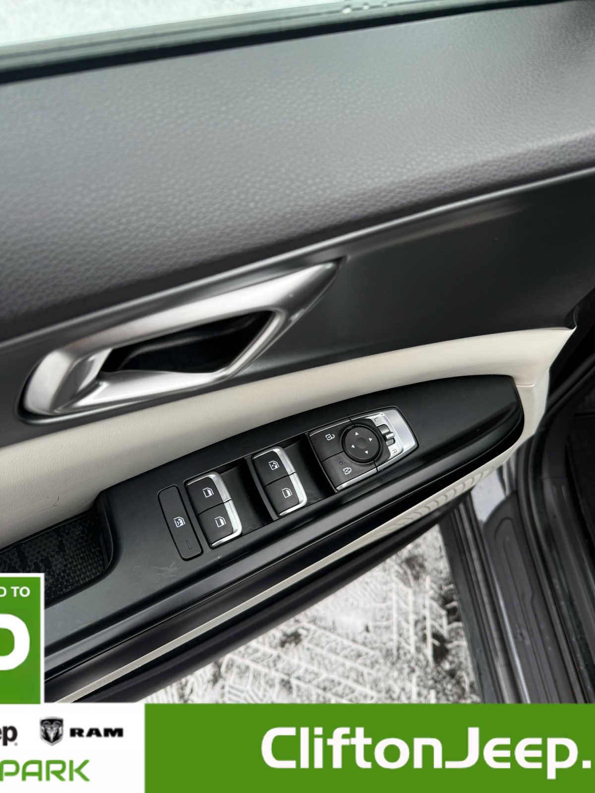 Used 2024 Kia Carnival LX image 11