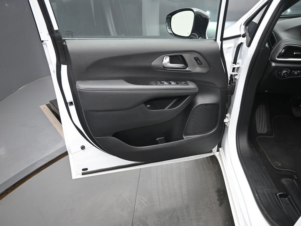 Used 2025 Chrysler Pacifica Select w/ Uconnect Theater Family Group image 12