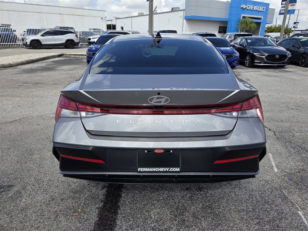 Used 2025 Hyundai Elantra SEL image 12