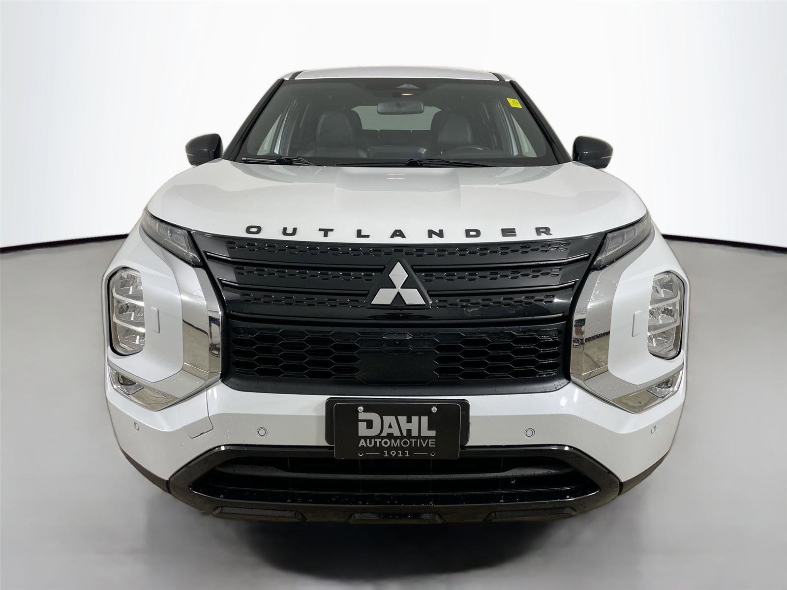 Used 2023 Mitsubishi Outlander SE Black Edition image 2