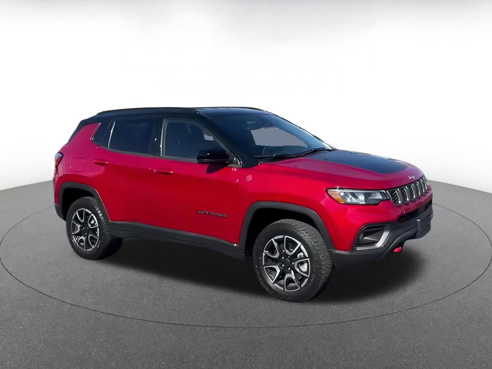 Used 2025 Jeep Compass Trailhawk image 2