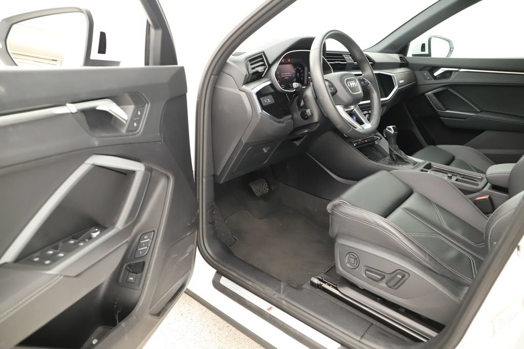 Certified 2025 Audi Q3 2.0T Premium w/ Convenience Package AWD/4WD image 13