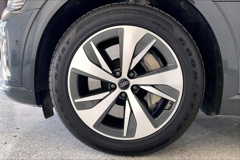 Used 2024 Audi Q8 e-tron Premium Plus w/ Premium Plus Package image 12