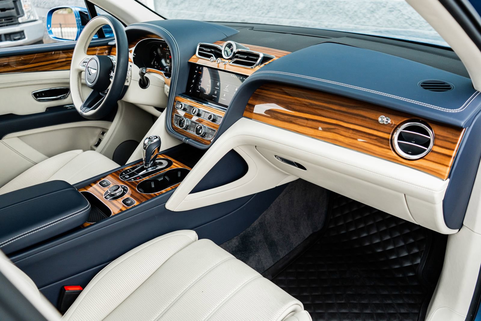 Certified 2022 Bentley Bentayga image 2