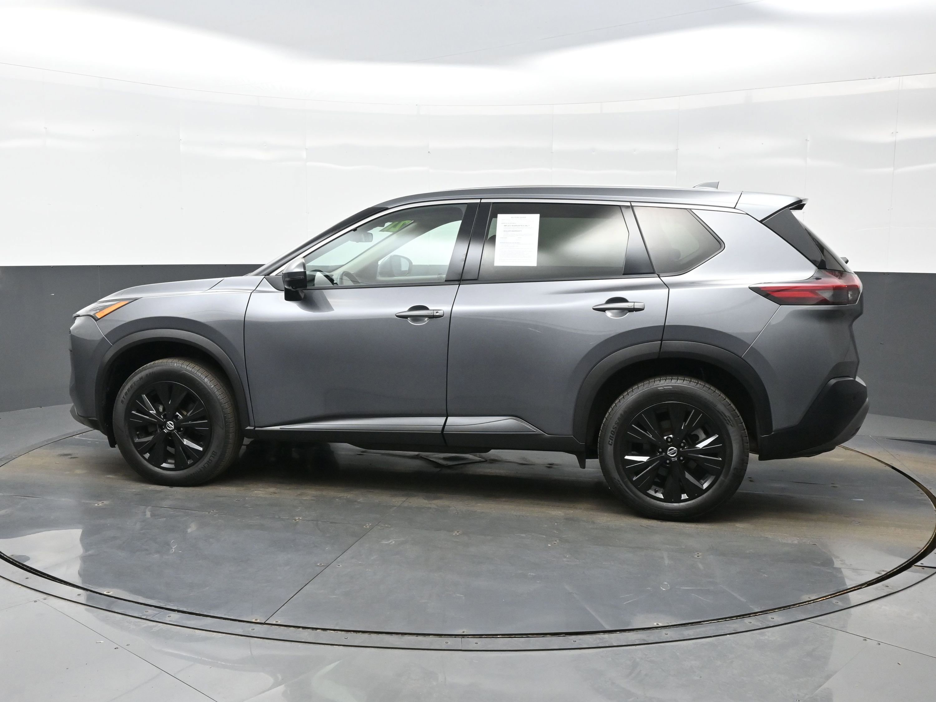 Used 2021 Nissan Rogue SV image 3