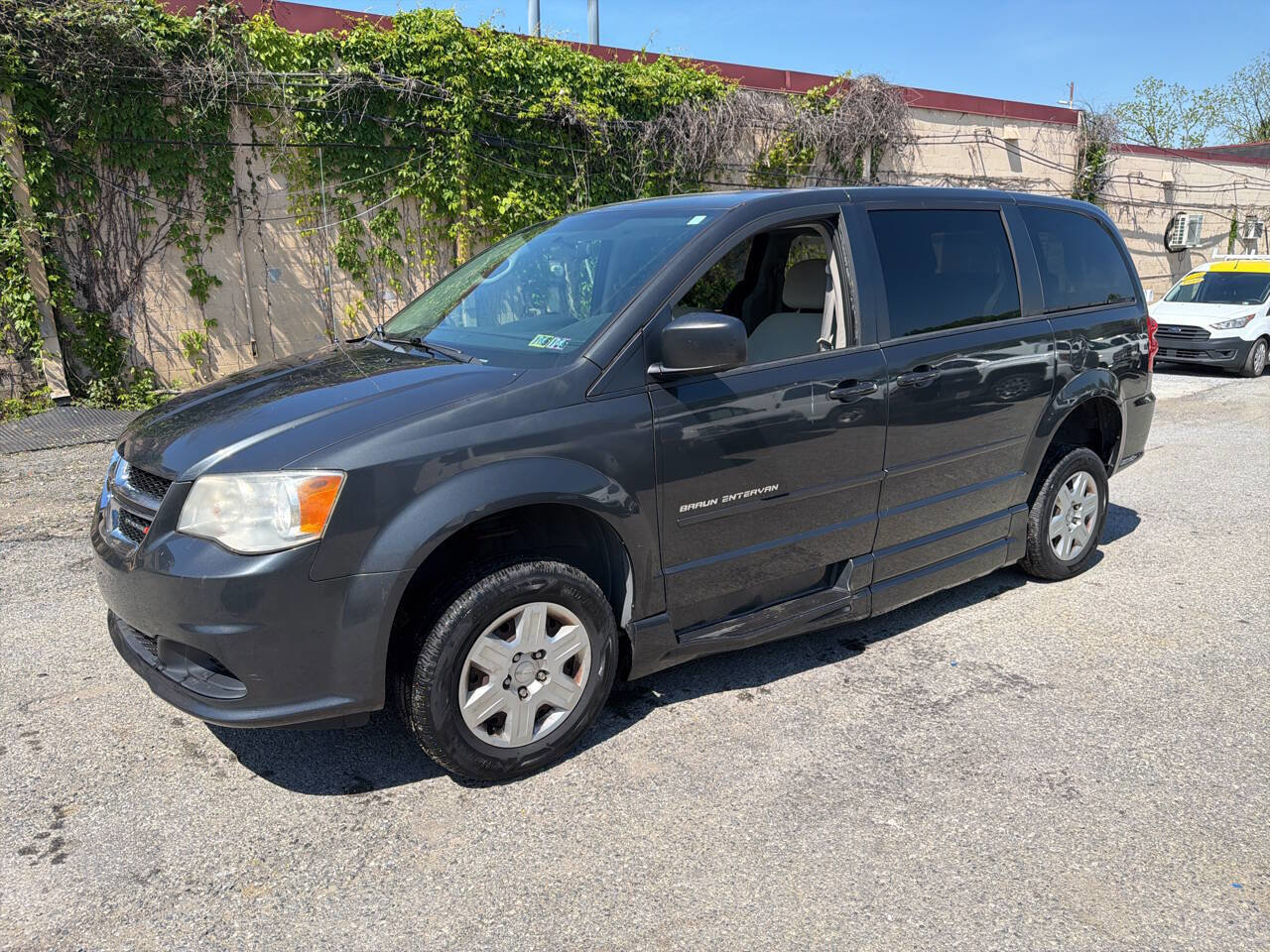 Used 2012 Dodge Grand Caravan SE FWD image 2