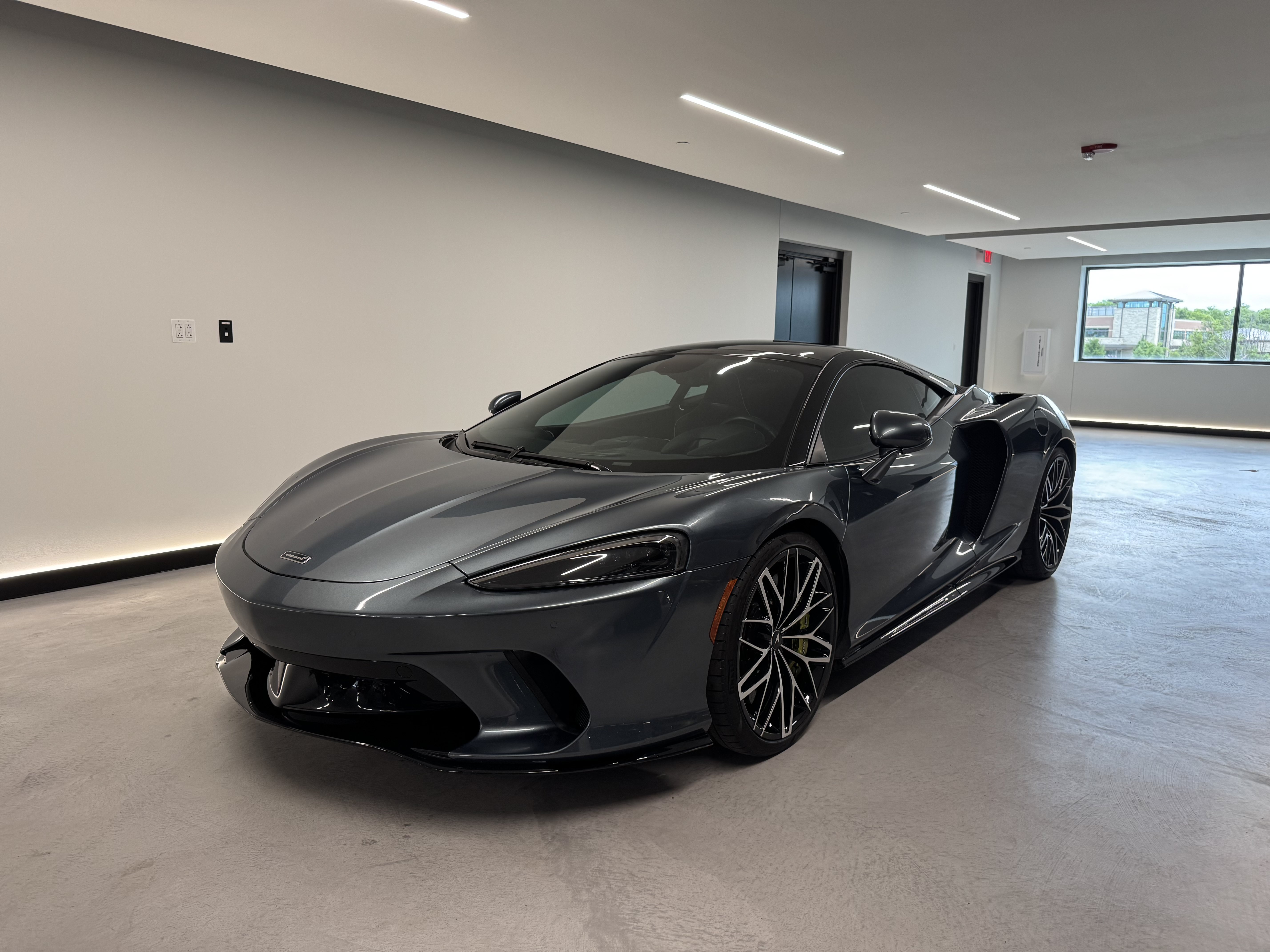 Used 2023 McLaren GT RWD image 1