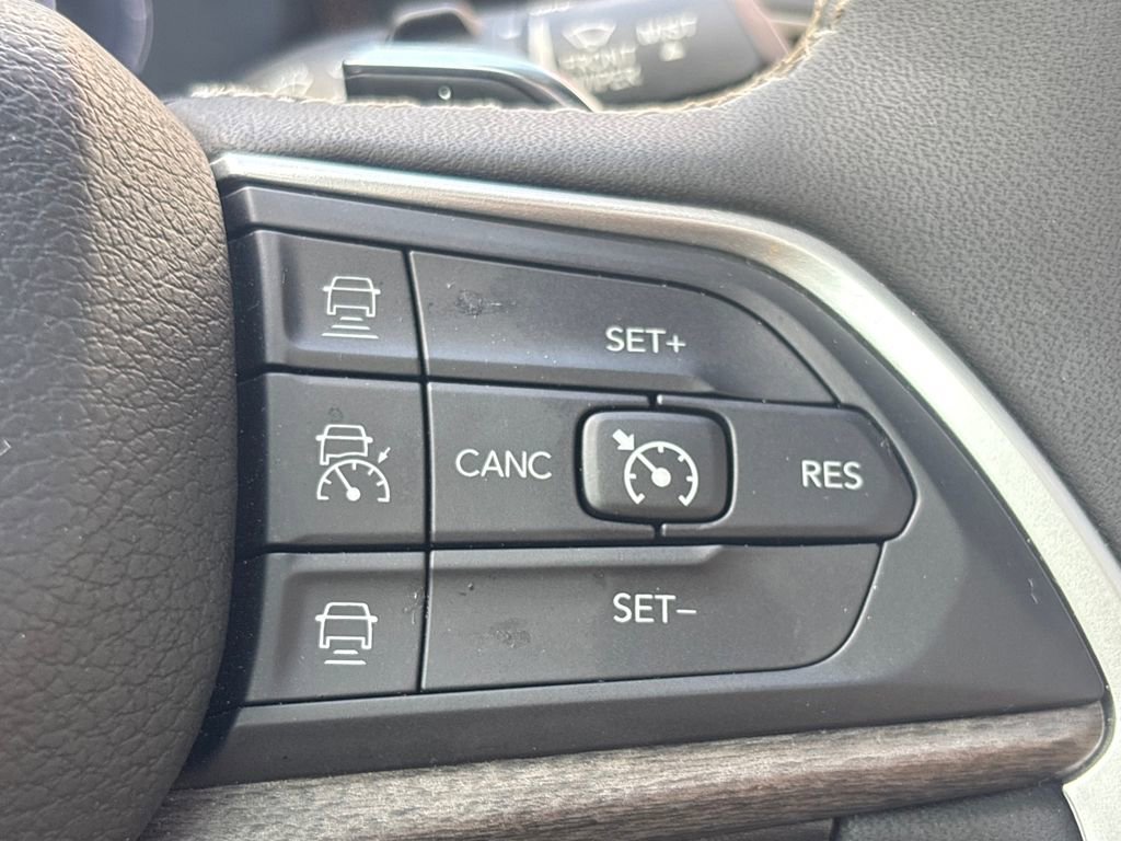 Used 2024 Jeep Grand Cherokee Limited w/ Luxury Tech Group II image 19