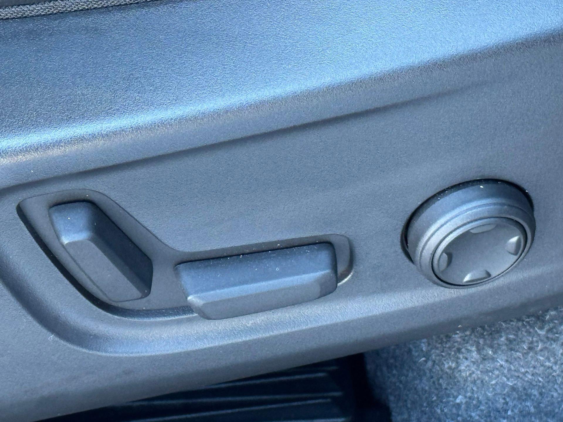 Used 2024 Volvo XC40 B5 Plus image 11