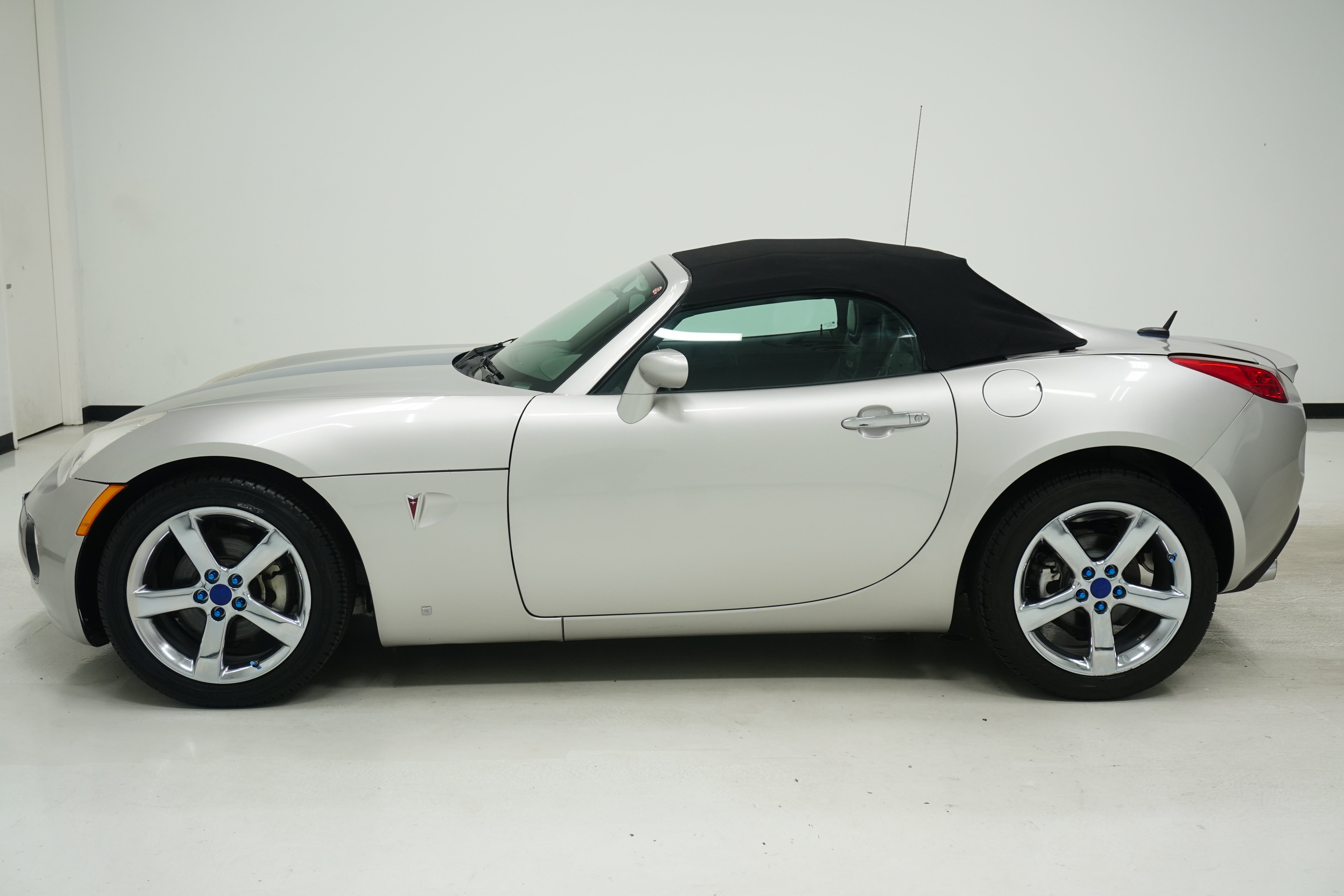 Used 2008 Pontiac Solstice GXP w/ Premium Package RWD image 7