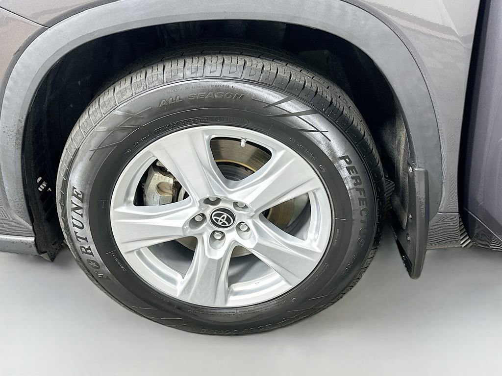 Used 2023 Toyota Highlander LE image 31