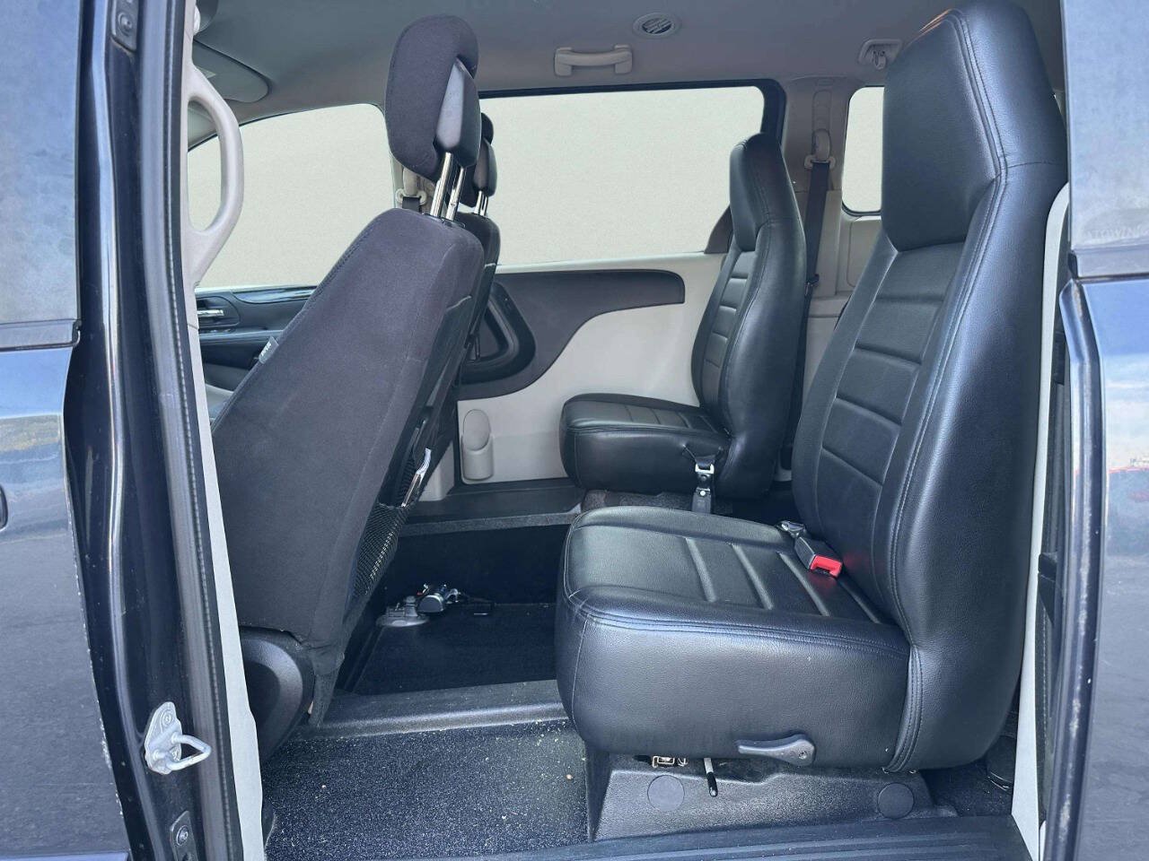 Used 2013 Dodge Grand Caravan SXT FWD image 13