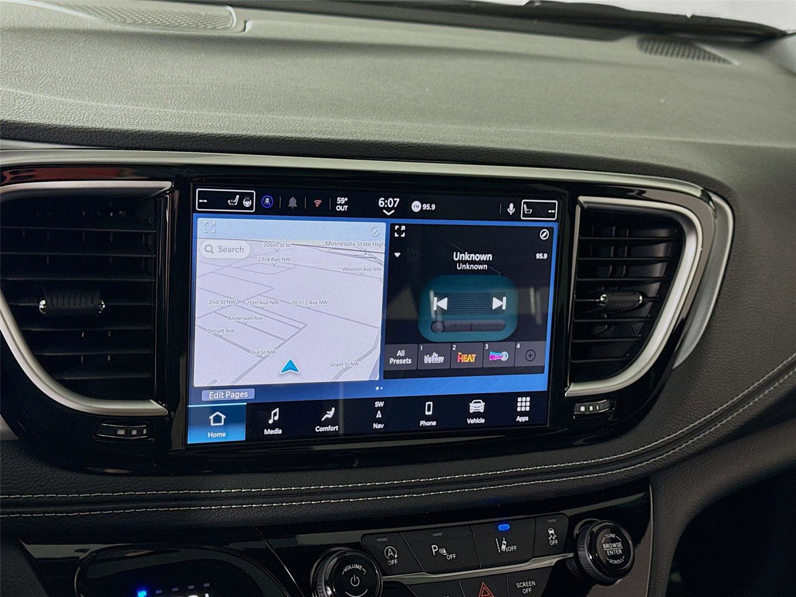 New 2026 Chrysler Pacifica Limited w/ Trailer Tow Group image 10