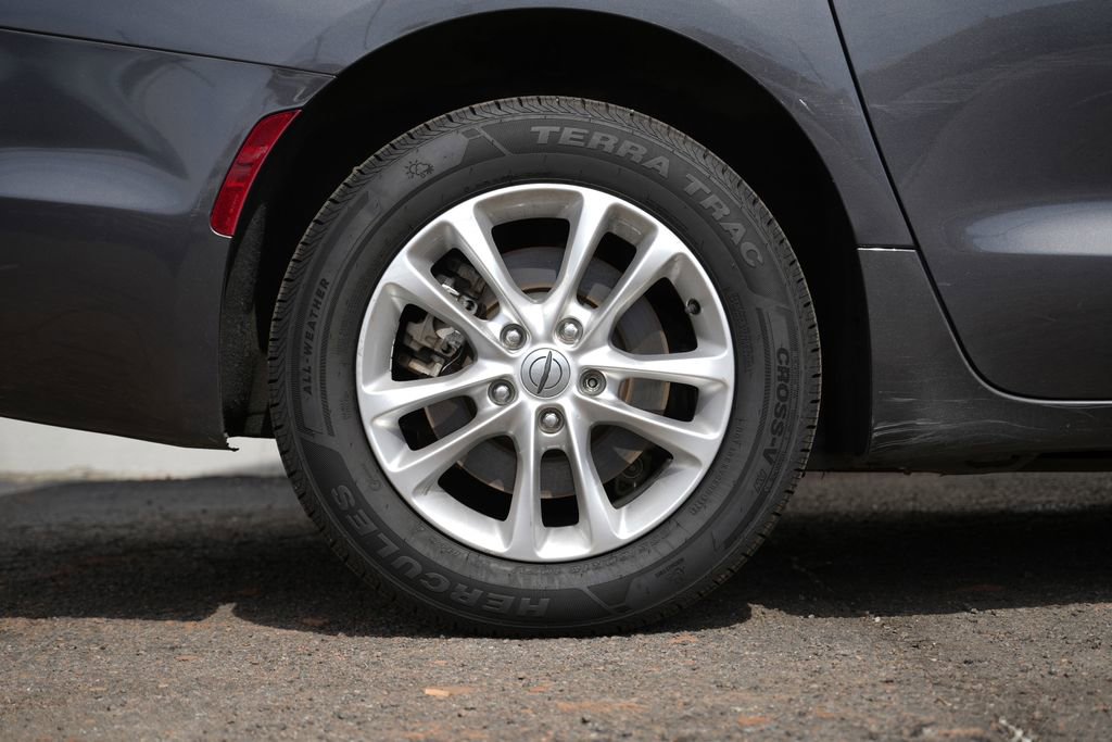 Used 2021 Chrysler Pacifica Touring image 11