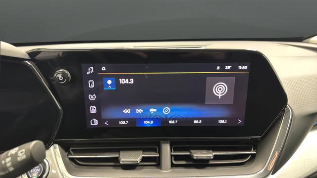 Used 2025 Chevrolet Trax LT FWD image 14