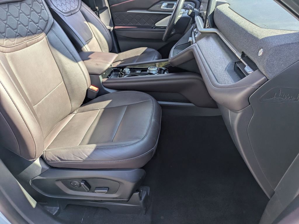 Used 2025 Ford Explorer Platinum w/ LUX Leather Package image 29