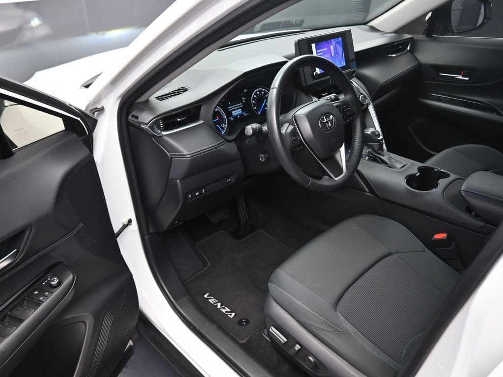 Used 2023 Toyota Venza LE image 12