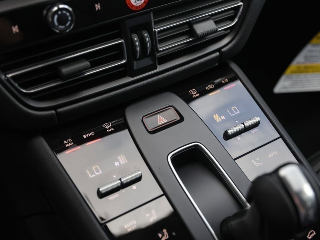 Certified 2025 Porsche Macan AWD/4WD image 20
