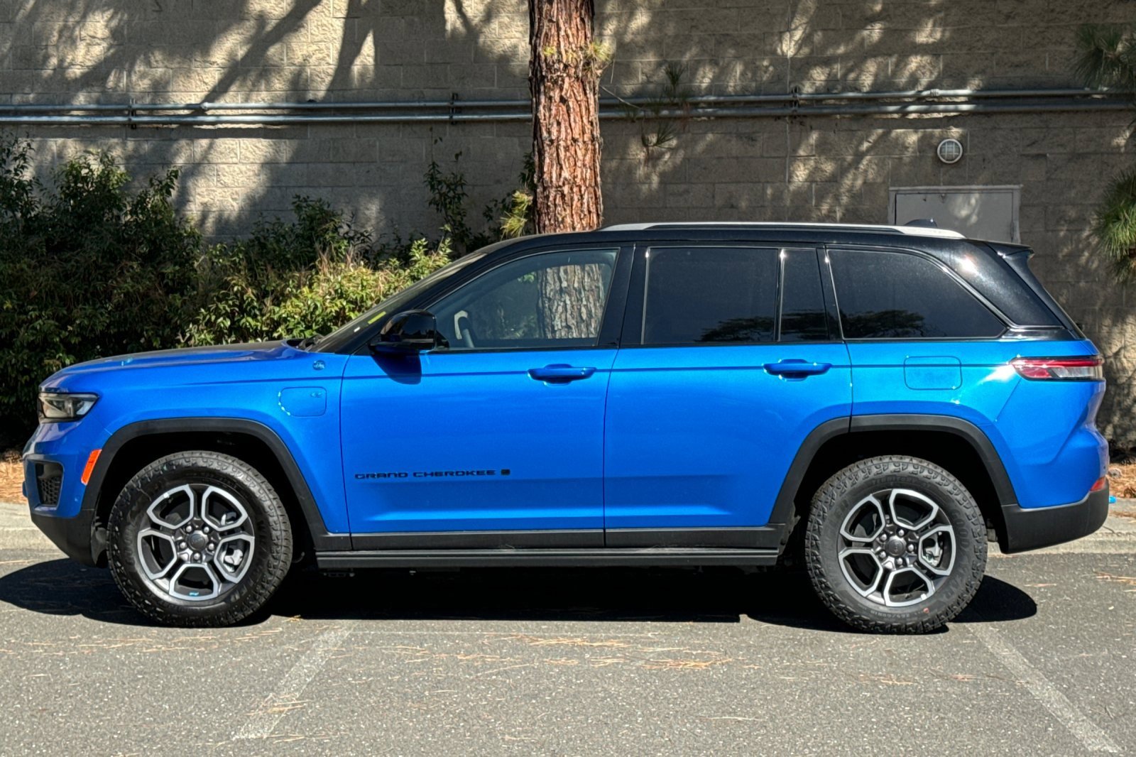 New 2023 Jeep Grand Cherokee Trailhawk w/ Advanced Protech Group II image 6