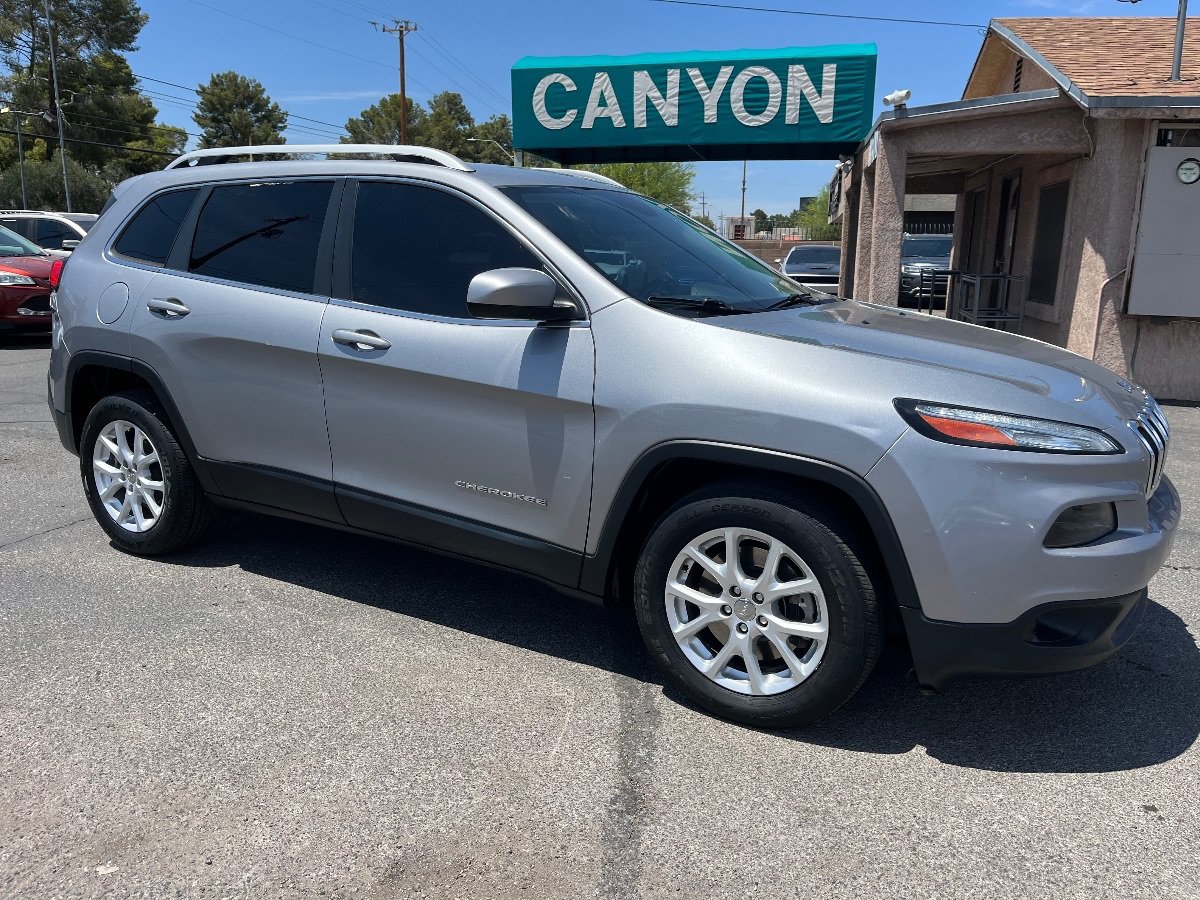 Used 2017 Jeep Cherokee Latitude FWD image 2