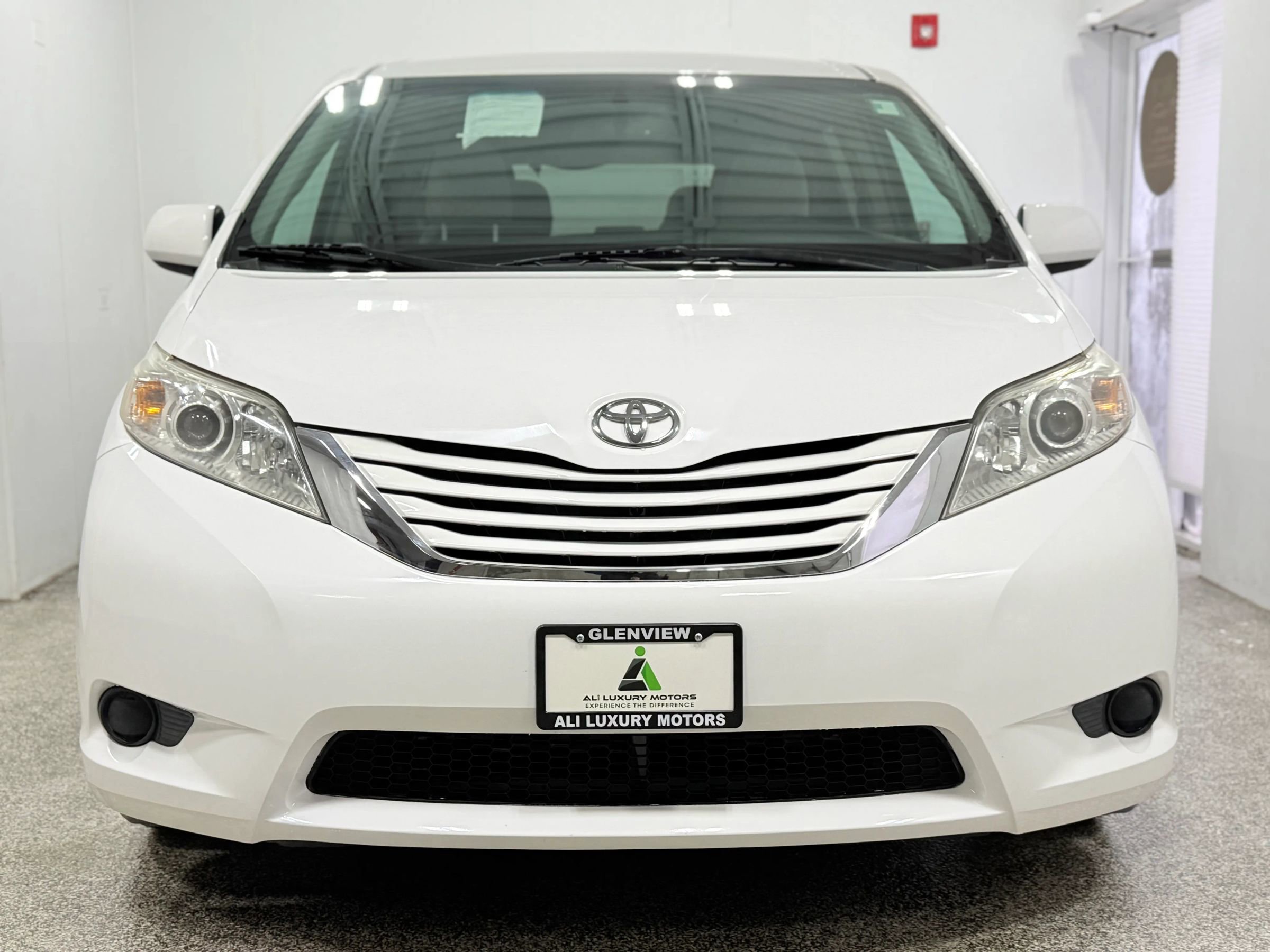 Used 2017 Toyota Sienna LE image 2