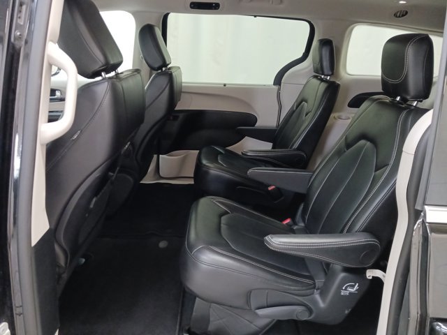 Used 2024 Chrysler Pacifica Touring-L image 13