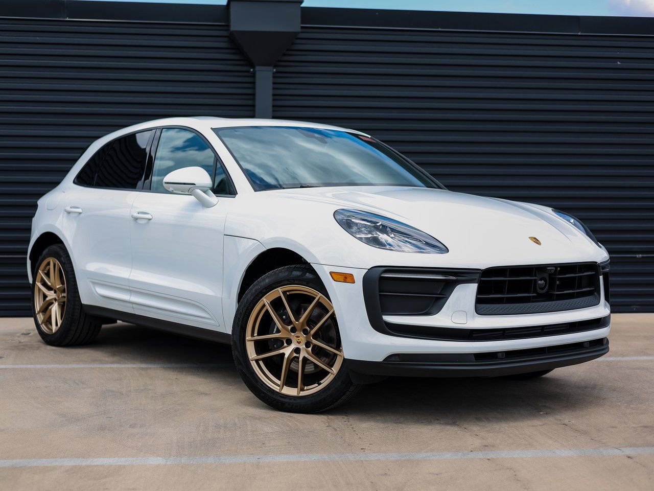 Certified 2025 Porsche Macan image 9