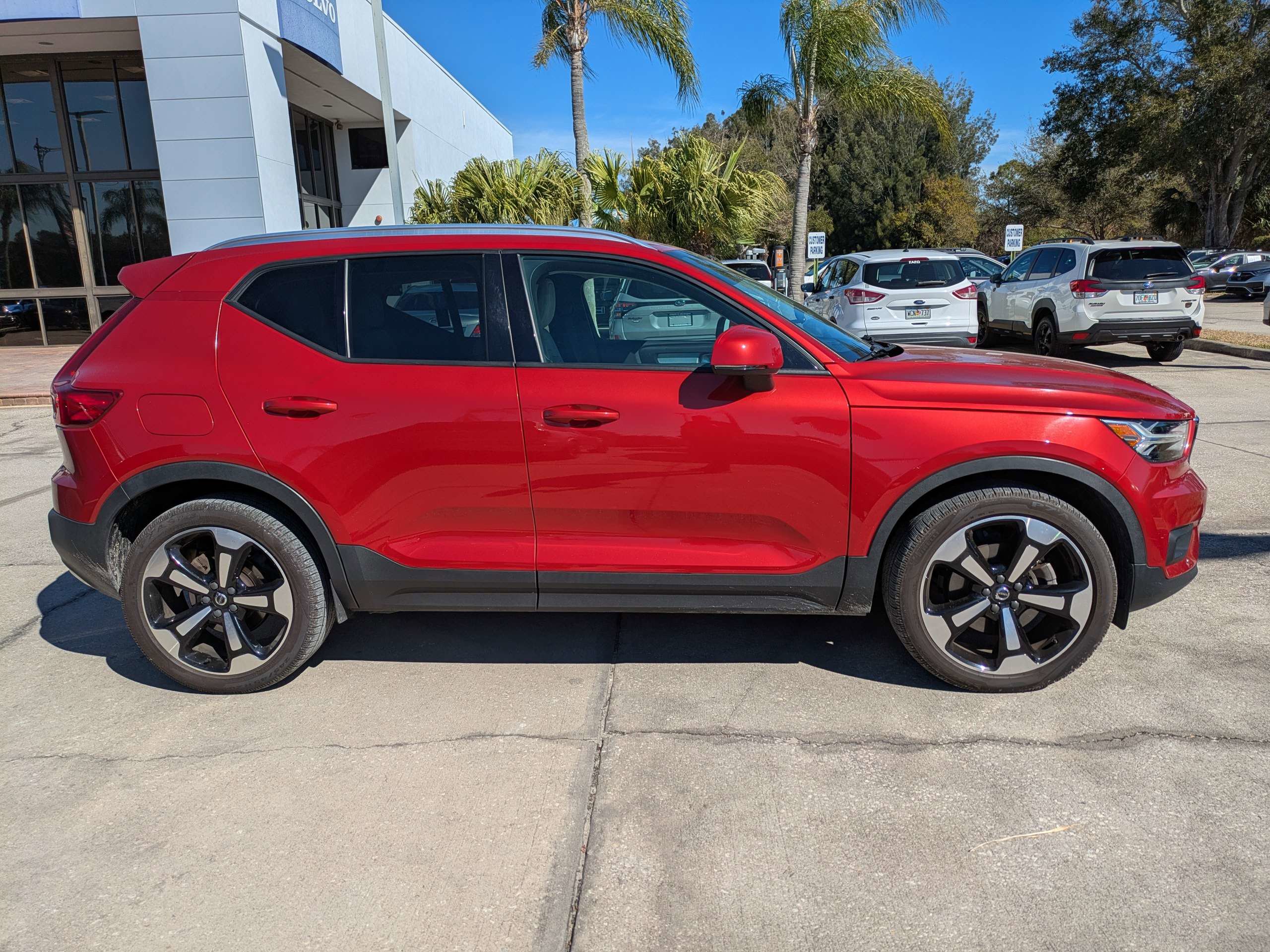 Used 2021 Volvo XC40 T4 Momentum image 3