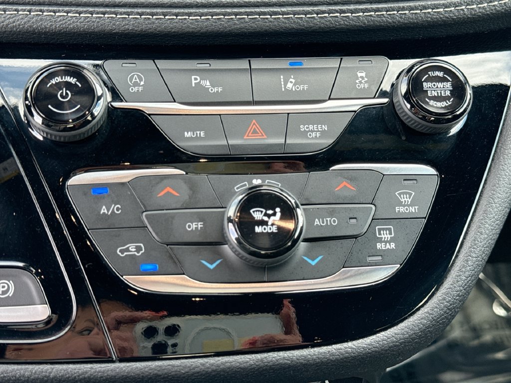 Used 2024 Chrysler Pacifica Touring FWD image 30