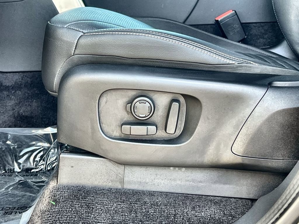 Certified 2024 Land Rover Discovery Dynamic SE image 21