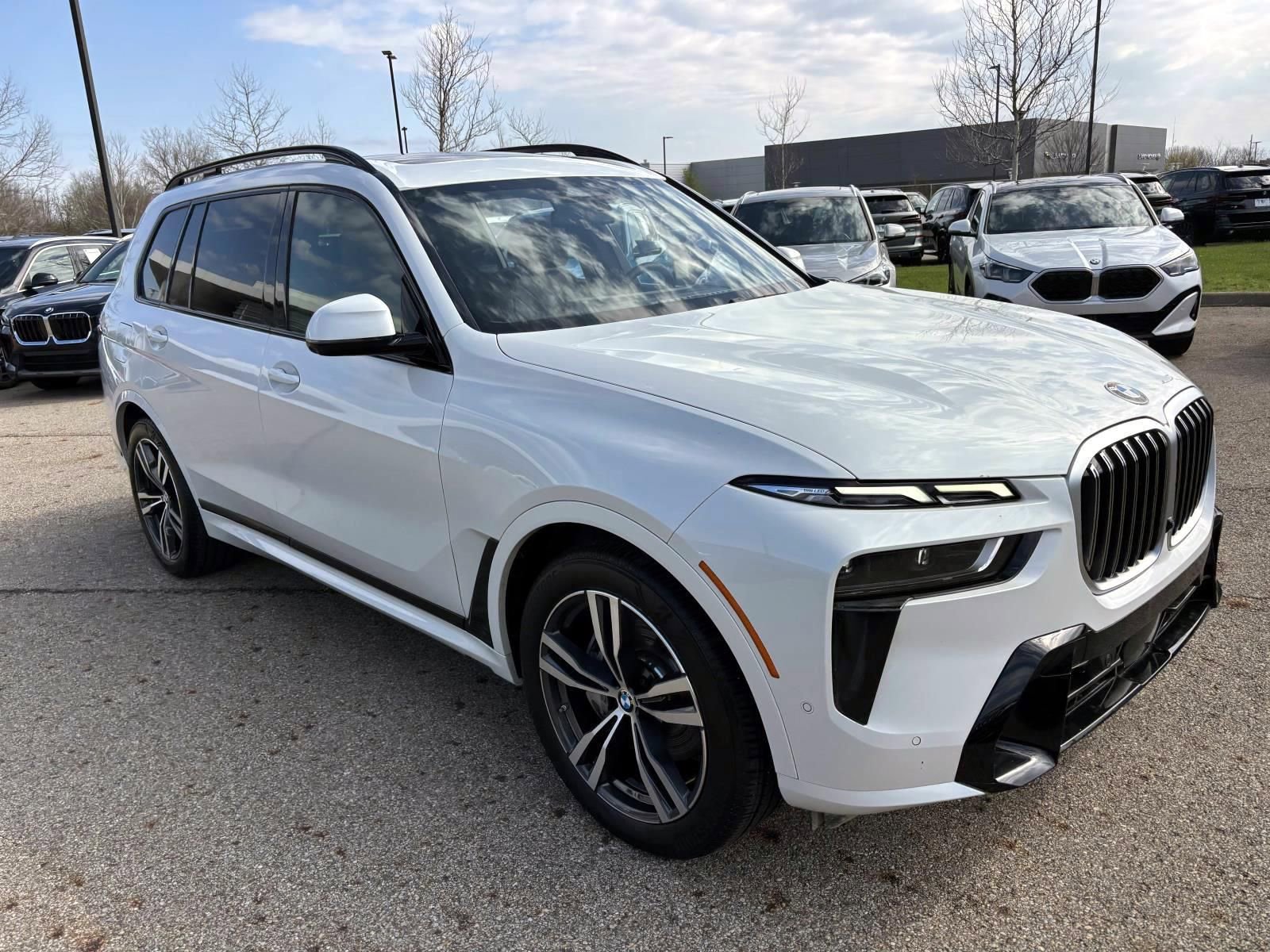 Used 2023 BMW X7 xDrive40i w/ M Sport Package image 3