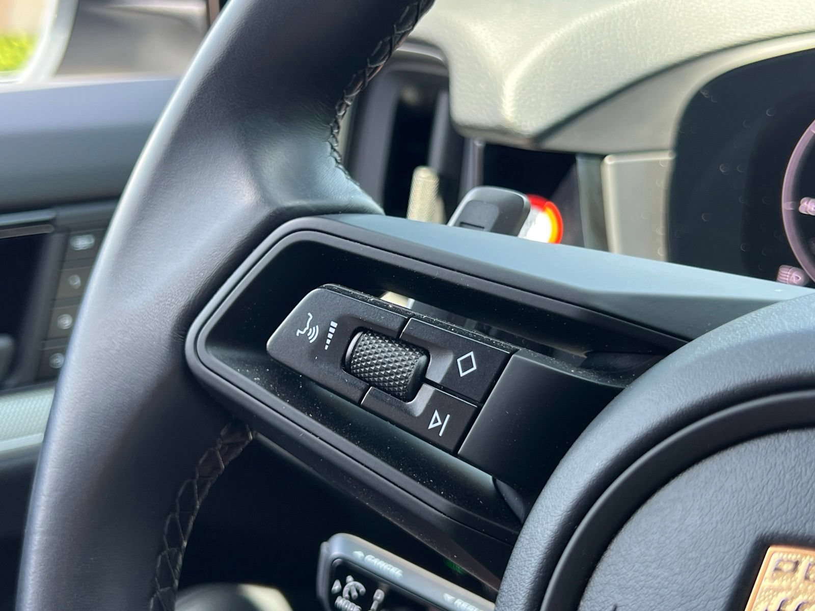 Certified 2024 Porsche Cayenne Coupe AWD/4WD image 25