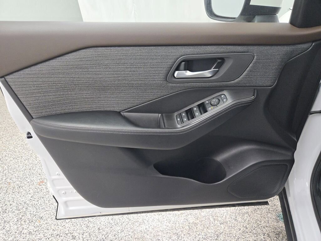 Used 2023 Nissan Rogue SV image 22