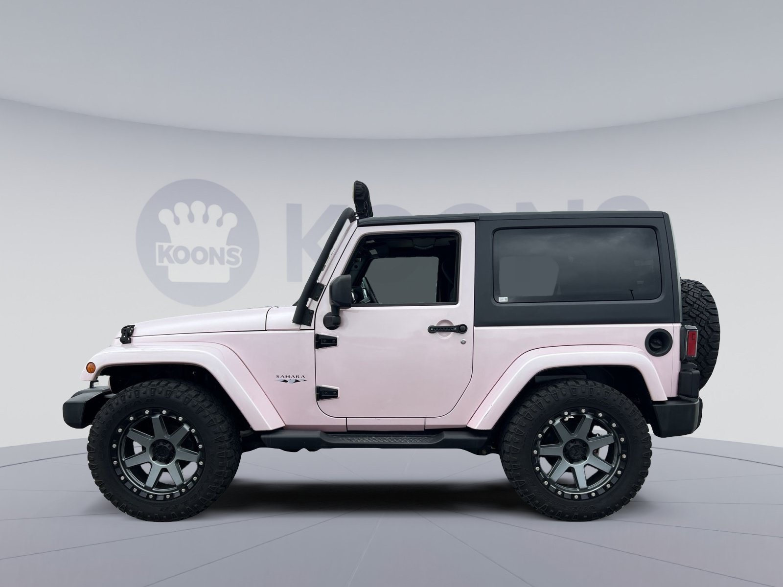 Used 2017 Jeep Wrangler Sahara w/ Connectivity Group AWD/4WD image 2