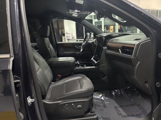 Used 2025 GMC Yukon XL Denali AWD/4WD image 36