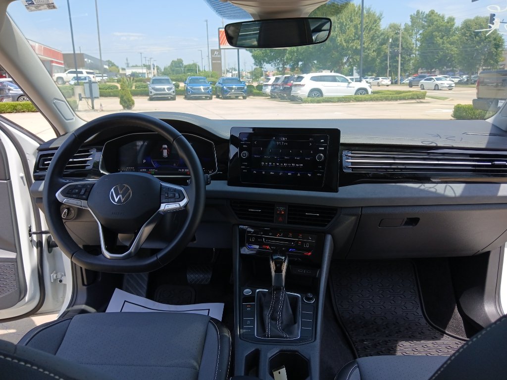 Certified 2025 Volkswagen Jetta SE w/ Sunroof Package FWD image 22