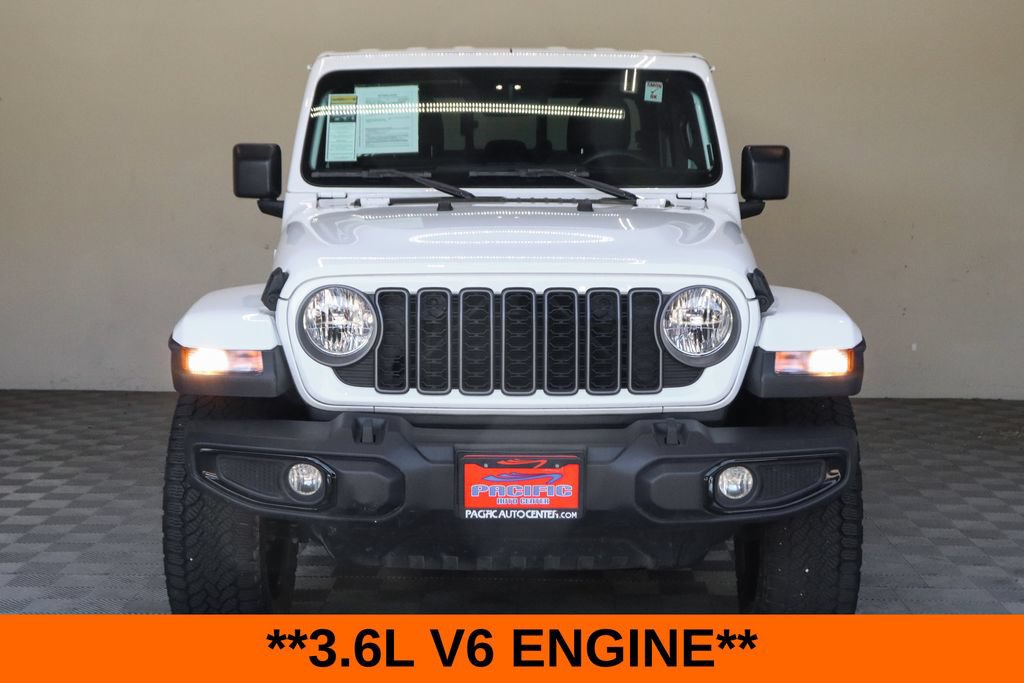 Used 2025 Jeep Gladiator Sport AWD/4WD image 4