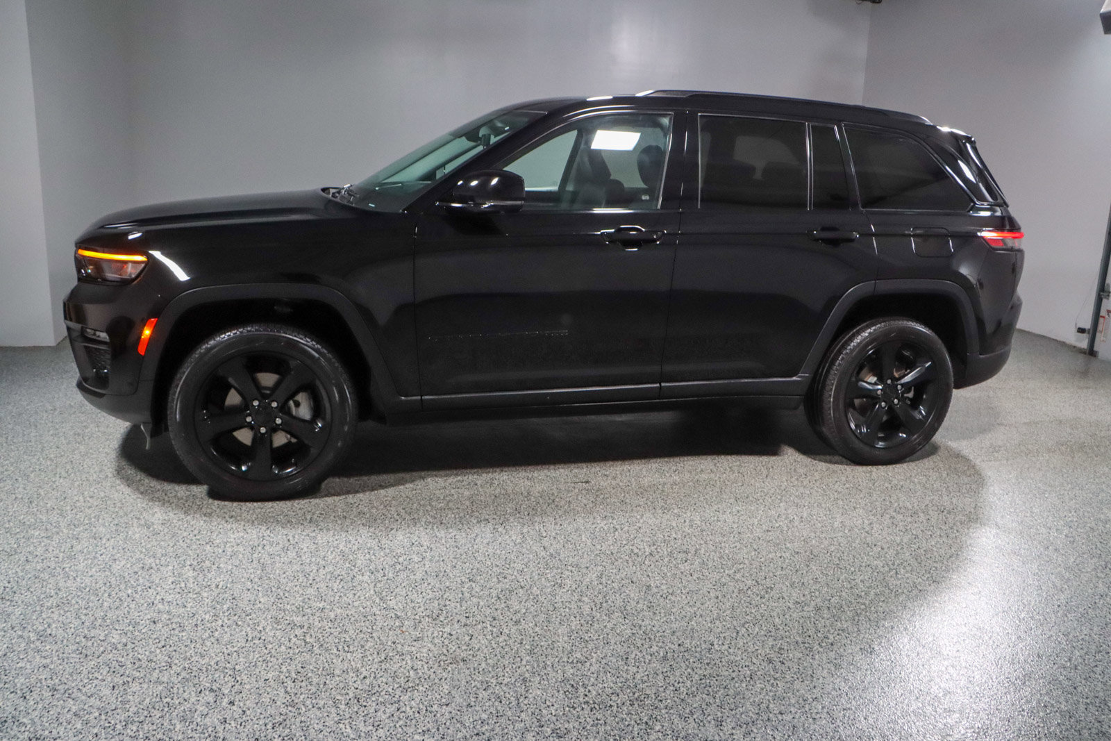 Used 2023 Jeep Grand Cherokee Limited w/ Luxury Tech Group II image 10